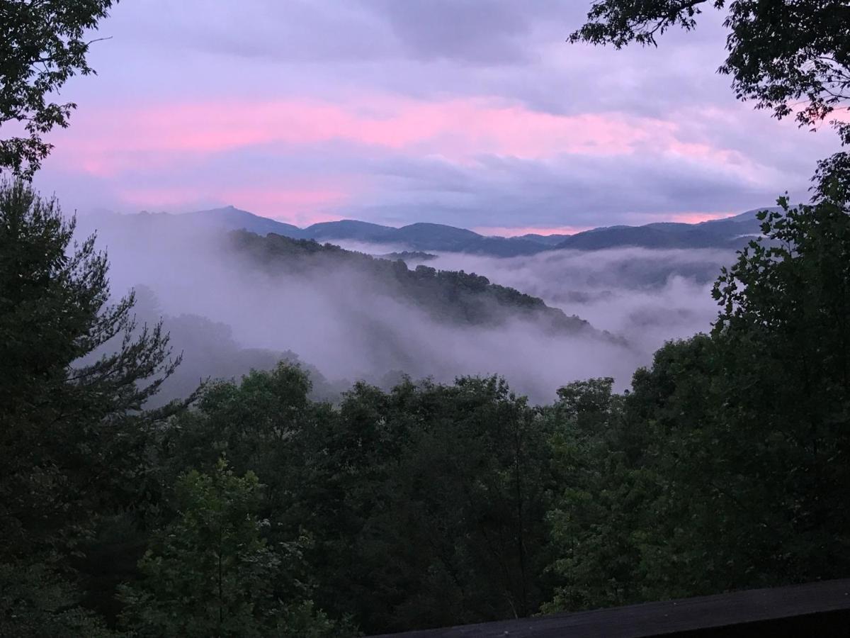 Lazy Bear Lodge Valle Crucis Bagian luar foto